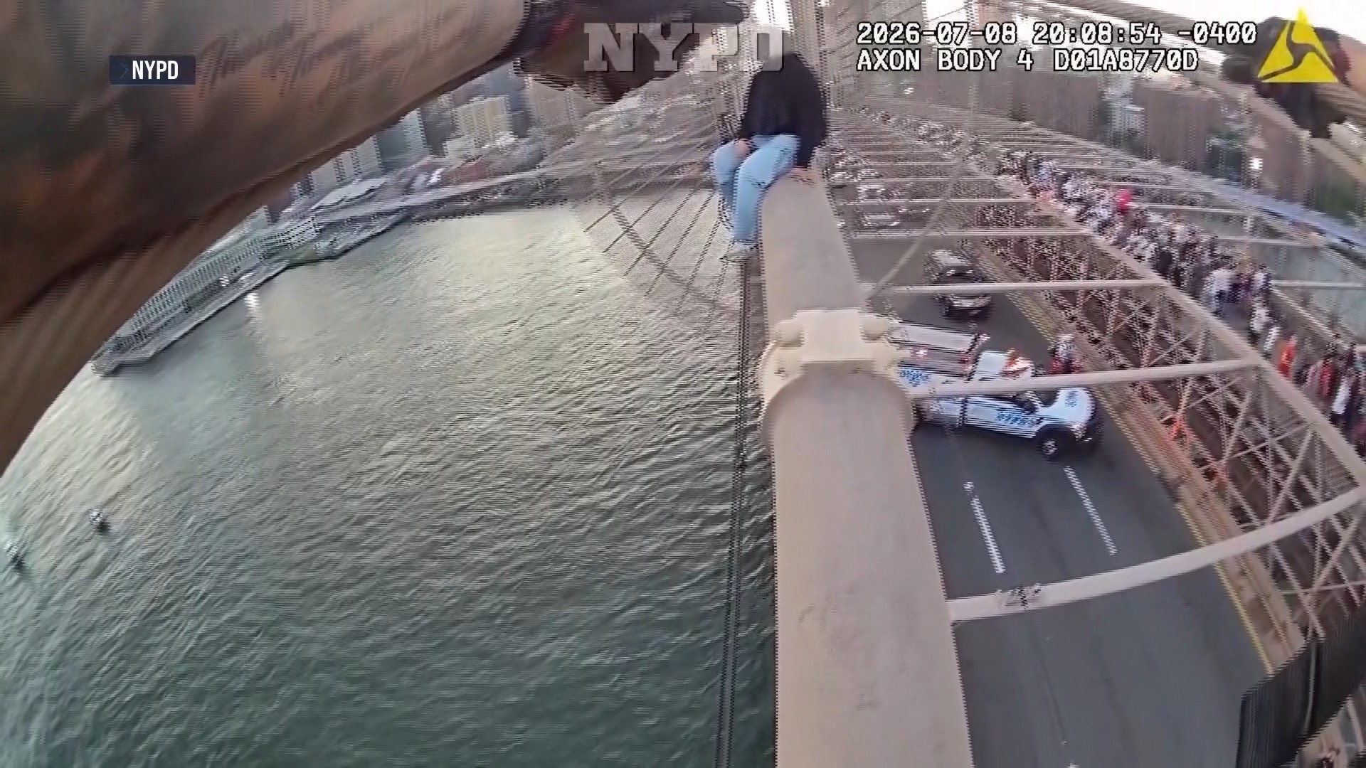 VÍDEO: mulher escala ponte do Brooklyn em Nova York e é salva por policiais