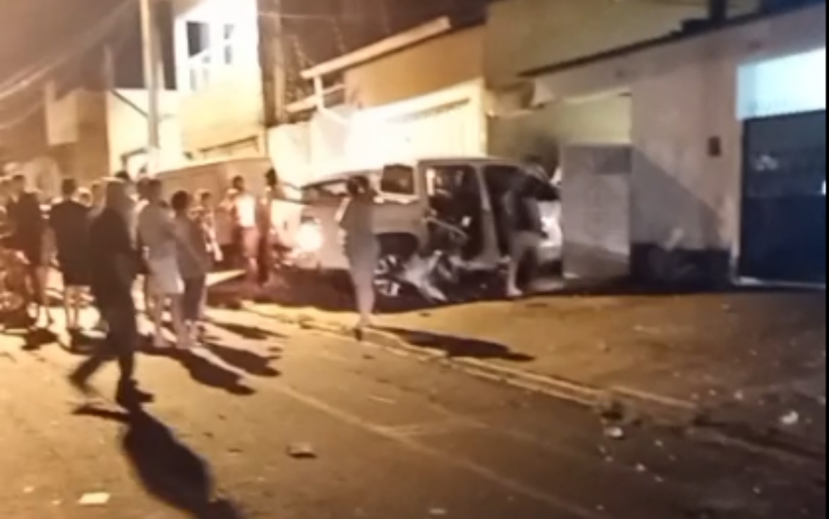 Muro é atingido por caminhonete e desaba sobre pai e filho de 2 anos dentro de casa em Franca, SP