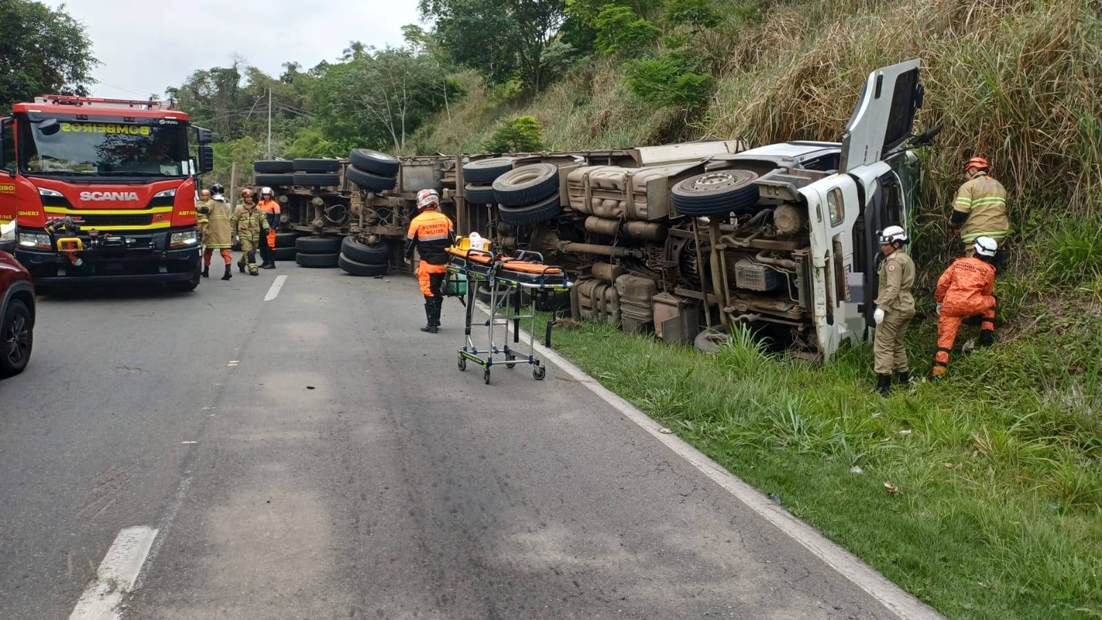 Carreta tomba na BR-393, em Barra do Piraí; trânsito está em pare e siga