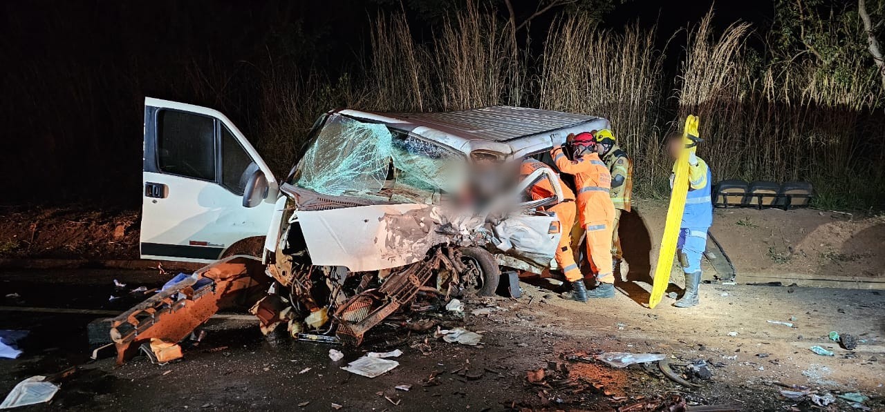 Ocupantes de van que se envolveu em acidente com 4 mortos na BR-452  voltavam de culto em Uberlândia