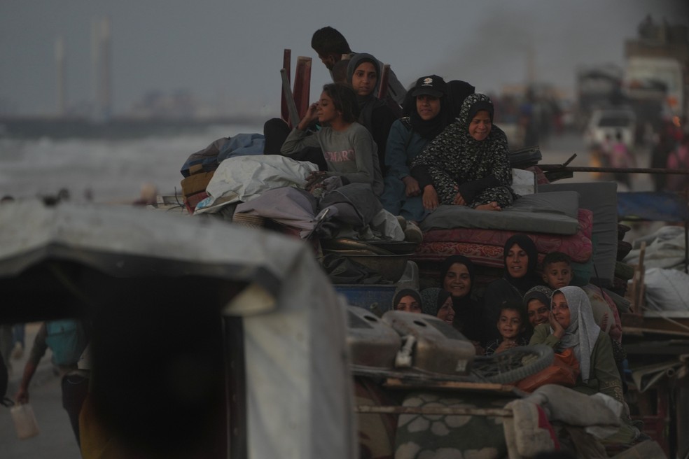 Família palestina carrega mudança em direção à Cidade de Gaza após cessar-fogo, em 10 de outubro de 2025 — Foto: AP Photo/Abdel Kareem Hana