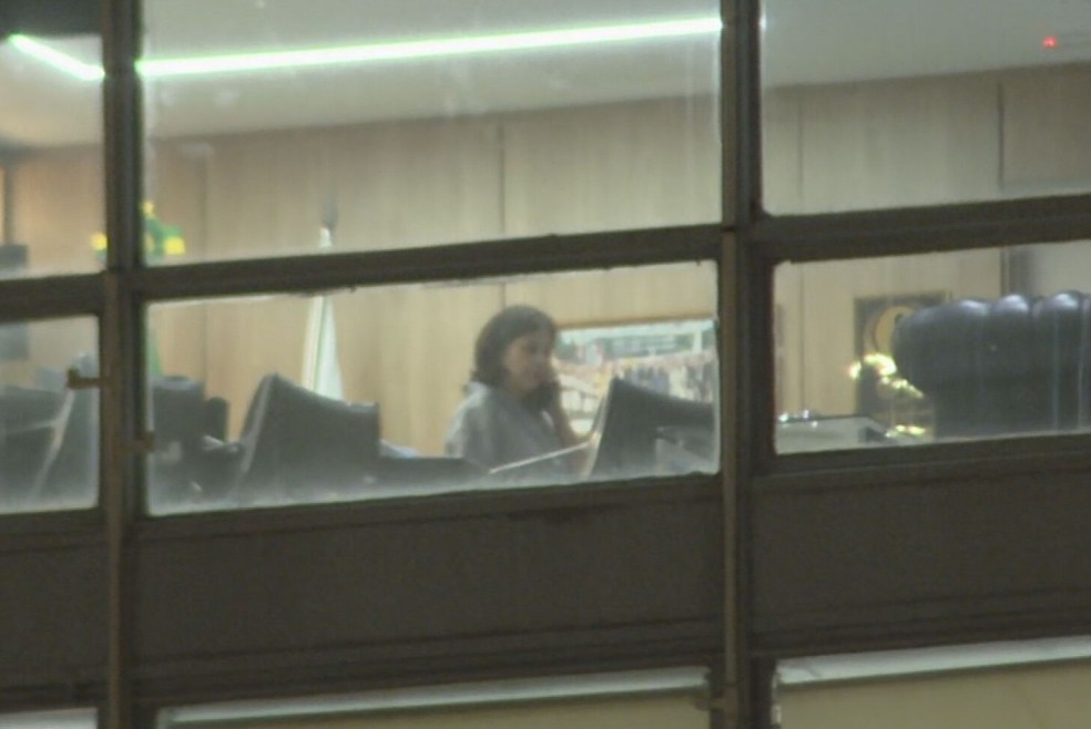 Nísia Trindade no gabinete, após demissão — Foto: Gerson Gonçalo/TV Globo