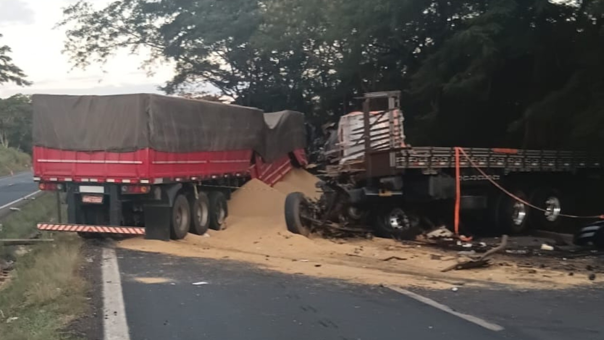 Vídeo mostra sequência de batidas entre três caminhões que terminou em morte na BR-153 em MG