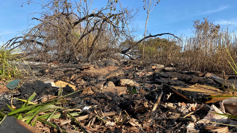 Defesa Civil trabalhou no combate às chamas ao lado de UPA do Mary Dota em Bauru (SP) — Foto: Andressa Lara/TV TEM