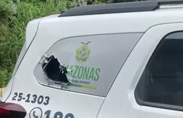 Viatura da PM é apedrejada enquanto policiais perseguiam suspeitos em bairro de Manaus