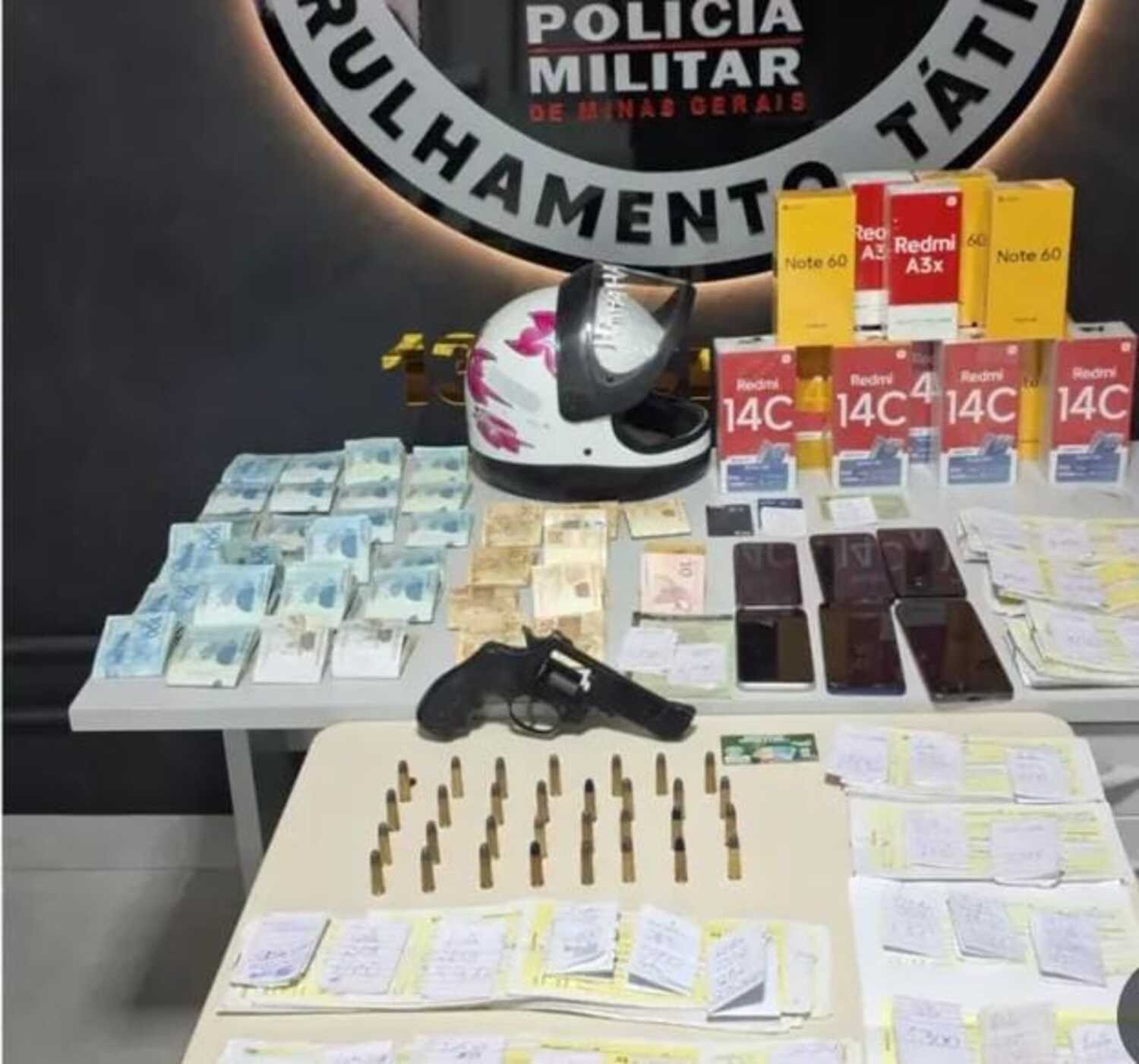 Arma, munições, motos e R$ 33 mil  são apreendidos com integrantes de grupo que fazia empréstimos ilegais em Janaúba