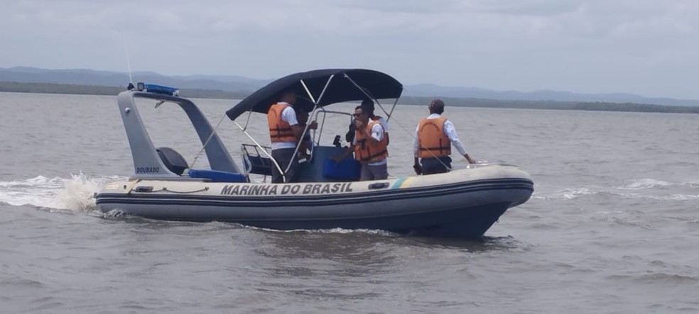 Marinha faz buscas pelo homem que desapareceu no mar da Bahia — Foto: Marinha