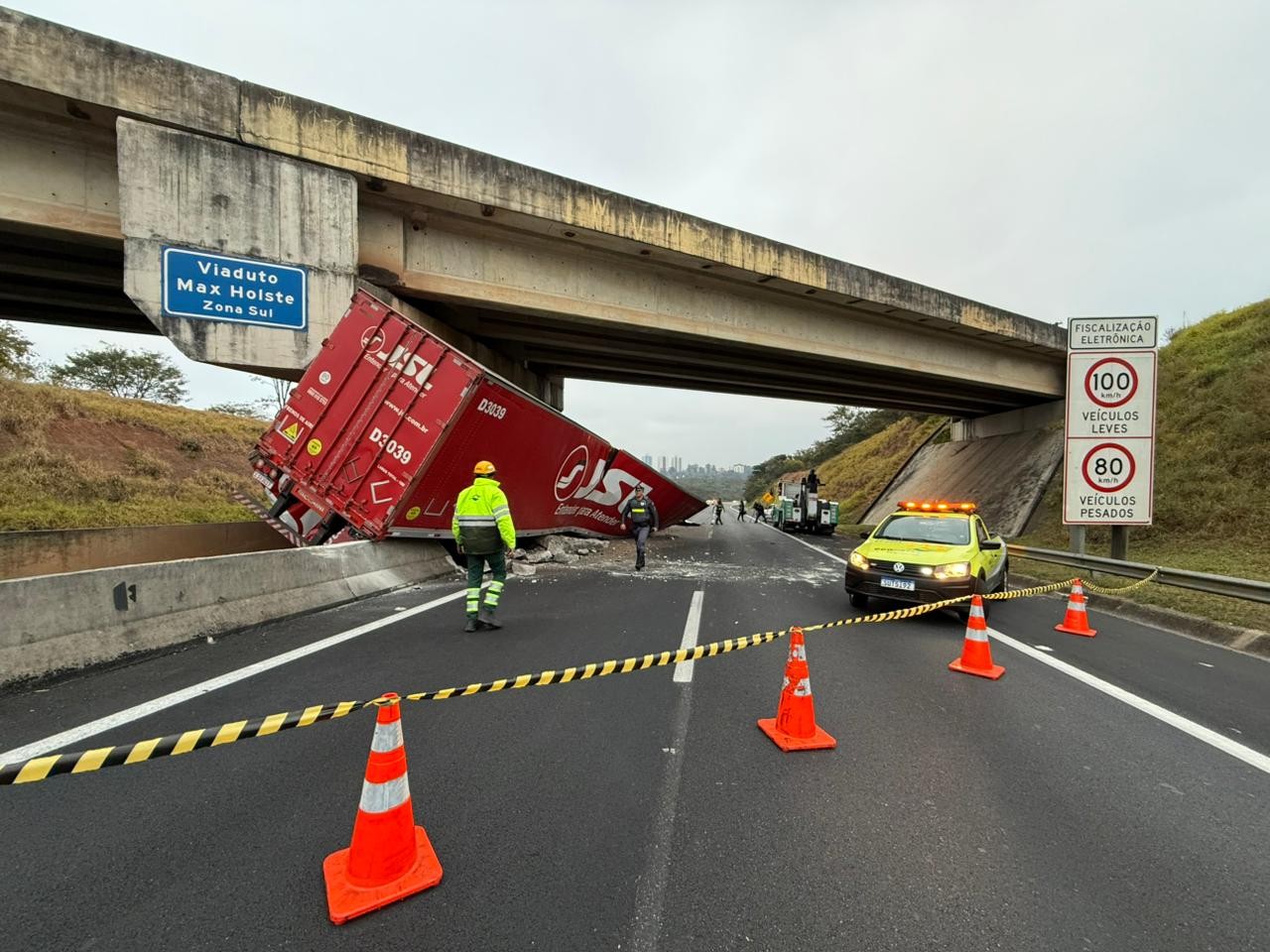Motorista de caminhão morre após colidir com pilar de viaduto da Tamoios, em São José dos Campos