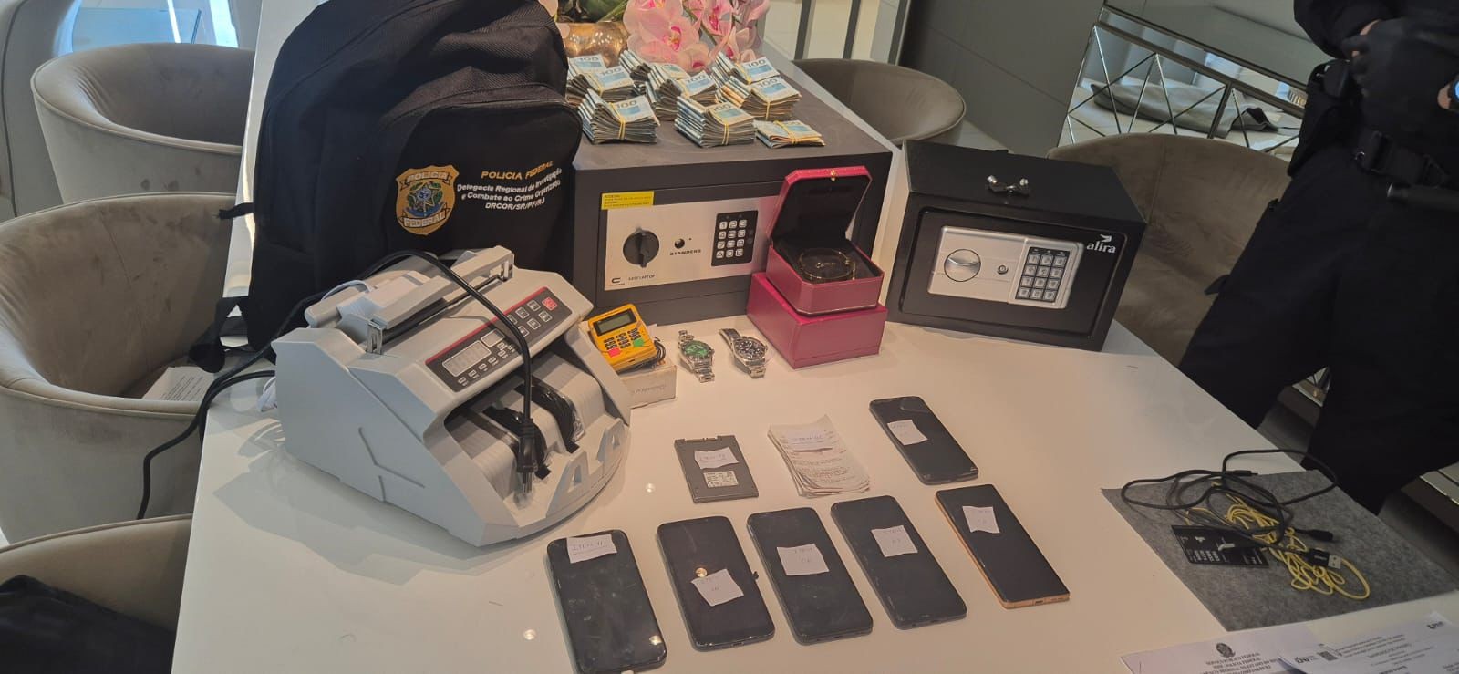 PF prende 4 em operação contra fraudes em aposentadorias e pensões na UFRJ e vê participação do Comando Vermelho