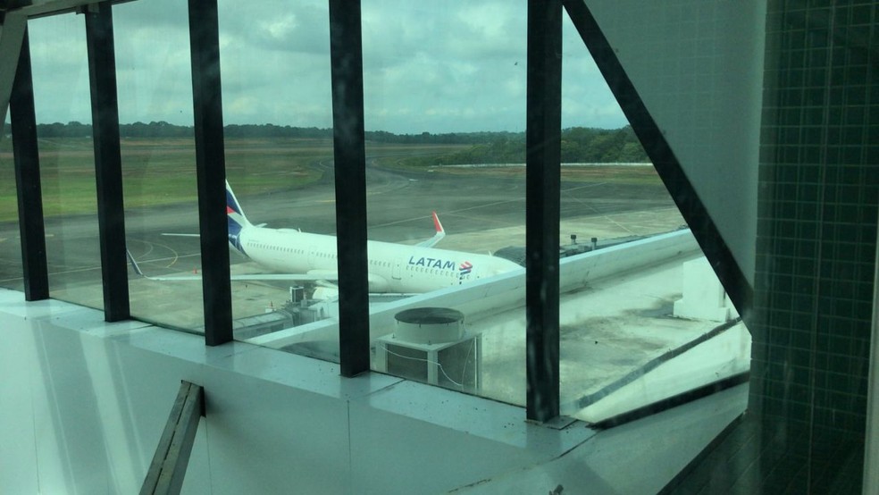 Avião da Latam na pista do Aeroporto Internacional de Manaus com céu nublado — Foto: Hariel Fontenelle/g1