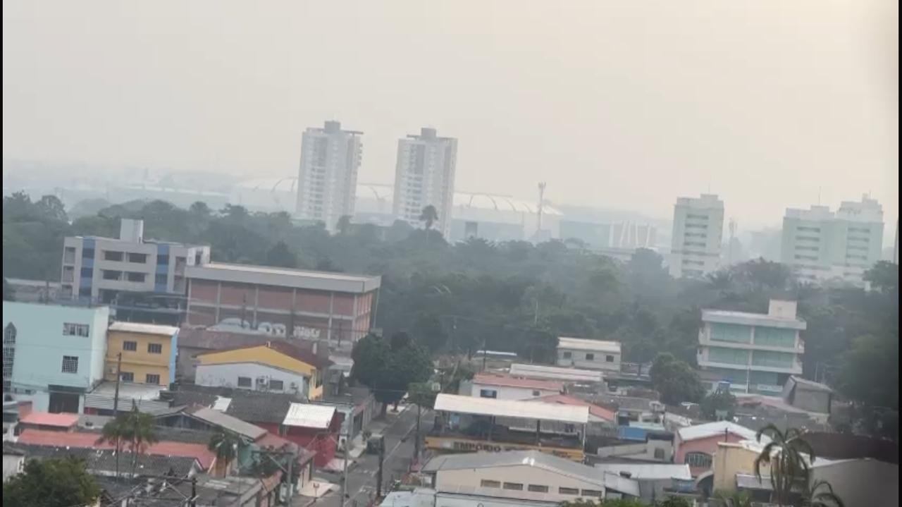 Manaus volta amanhecer com céu encoberto de fumaça e qualidade do ar é péssima