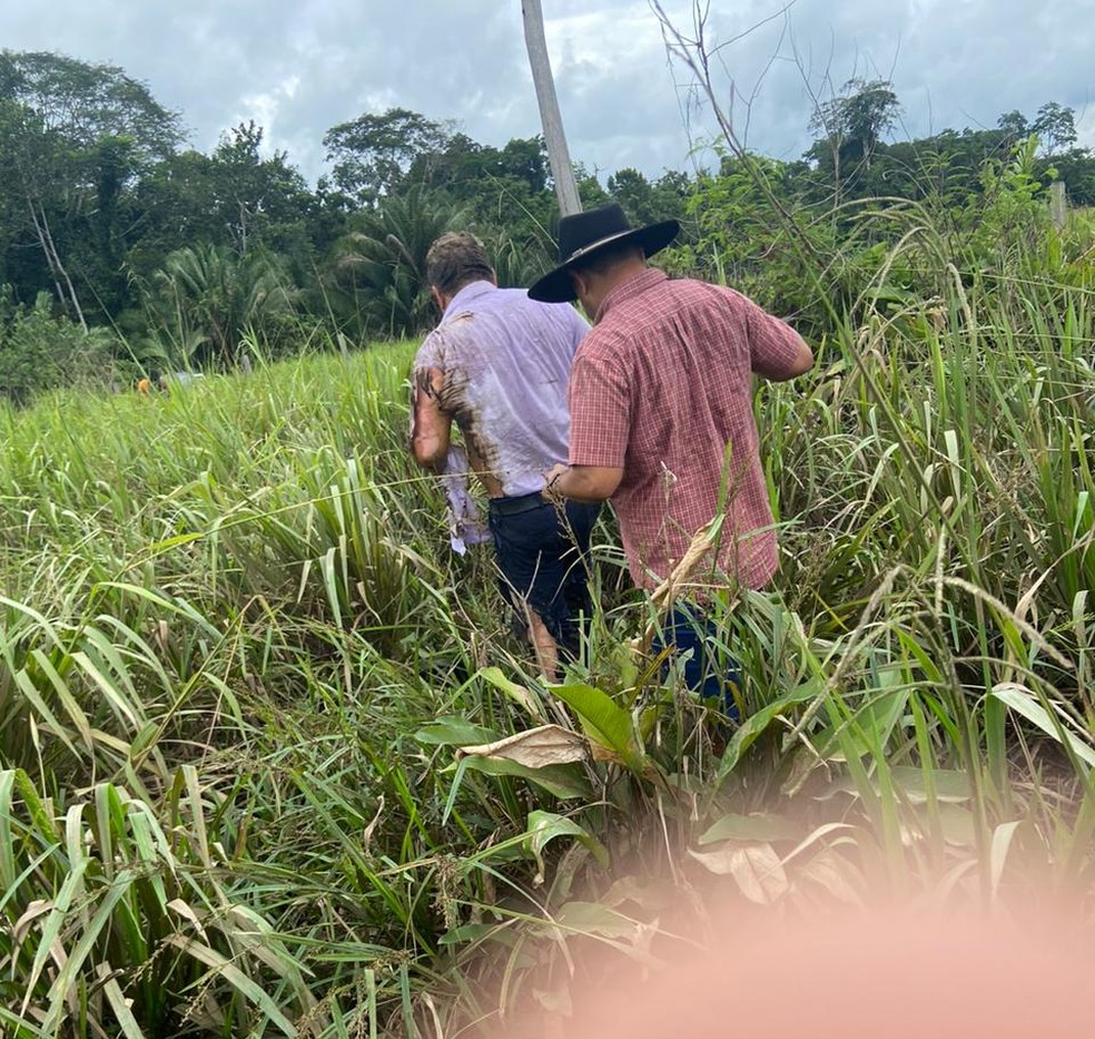 Feridos são retirados do local do acidente com avião em Manoel Urbano, no interior do Acre — Foto: Arquivo pessoal