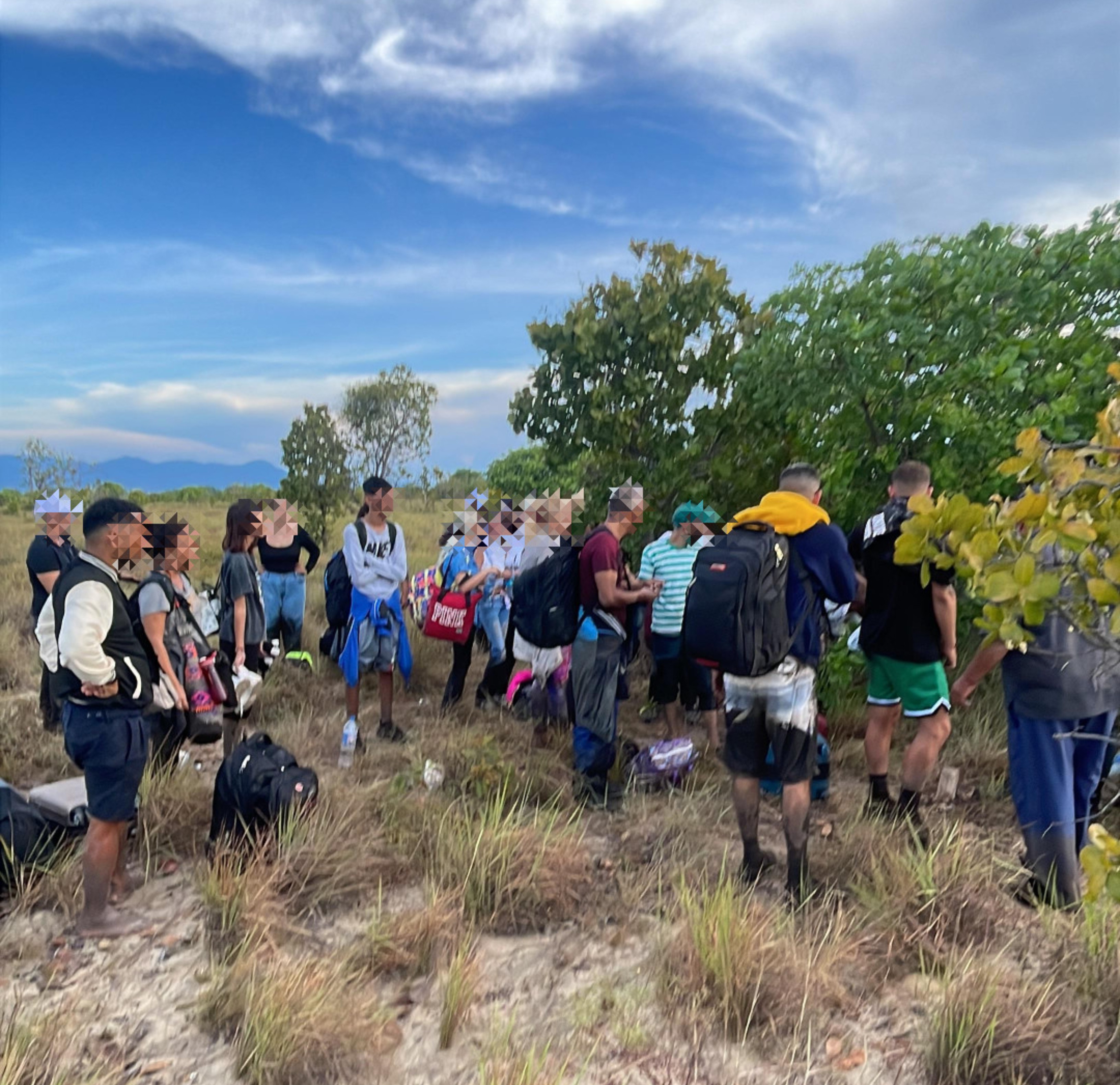 
PM encontra 23 cubanos na BR-401 em Roraima; grupo seguia em busca de refúgio no Sul do Brasil