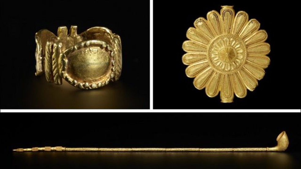 O V&A vai enviar 17 itens, entre eles um anel de ouro Asante, um distintivo de ouro usado pelos “lavadores de alma” do rei e um cachimbo cerimonial — Foto: V&A via BBC