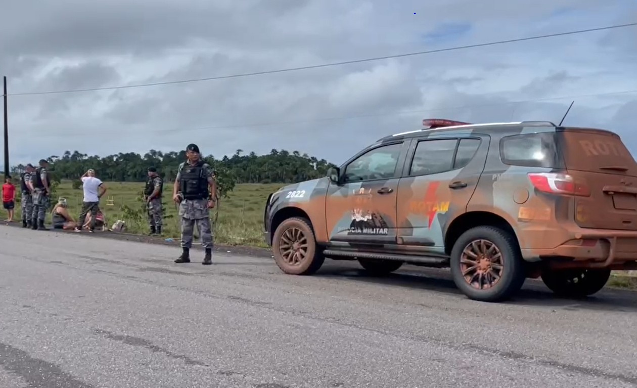 Picape capota com 3 pessoas na BR-156 entre municípios de Calçoene e Amapá