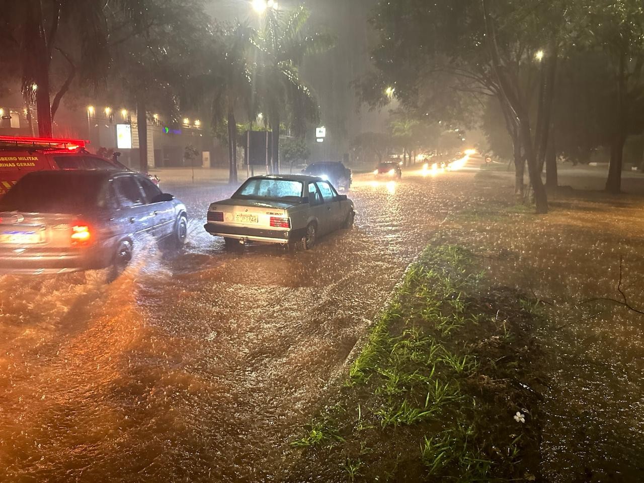 Carros submersos, moradores ilhados e casas invadidas pela água: temporal faz estragos no último dia de 2024 em Patos de Minas e Patrocínio; veja vídeos