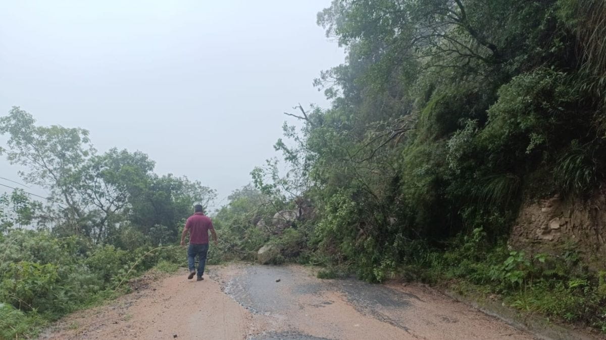 Serra é interditada após queda de barreira por causa da chuva que segue em SC