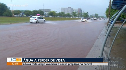 Ruas e avenidas de Palmas ficam alagadas após manhã de chuva