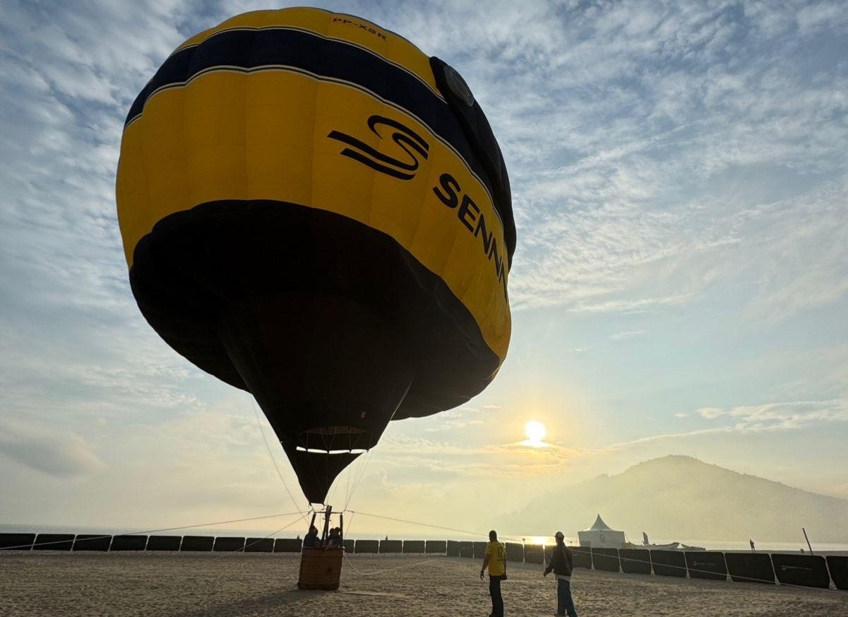 Balão com formato do capacete de Ayrton Senna oferece voos gratuitos em Balneário Camboriú; entenda 