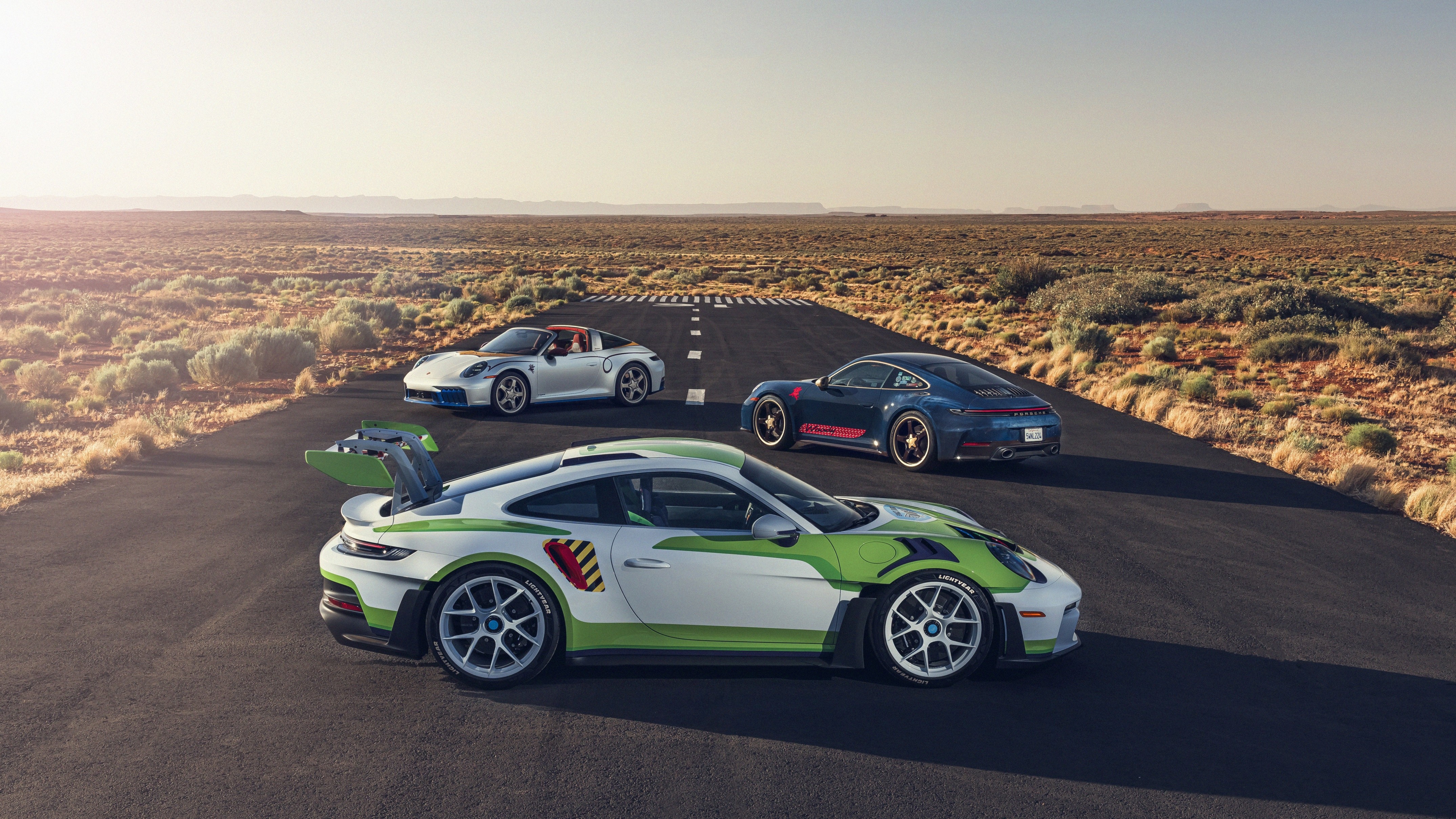 Porsche apresenta carros inspirados em Toy Story 5 no tapete vermelho do filme