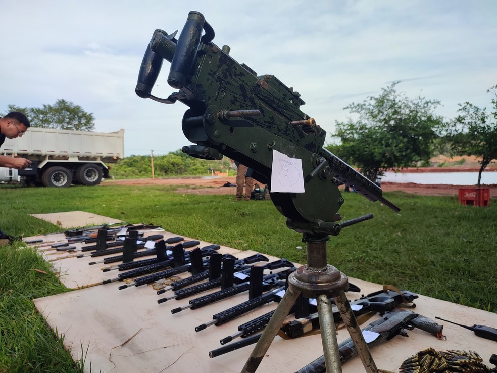 Paranaense ligado ao trfico de armas para faes do RJ e SP  preso no Paraguai; arma capaz de derrubar aeronaves tambm foi apreendida — Foto: SENAD PY
