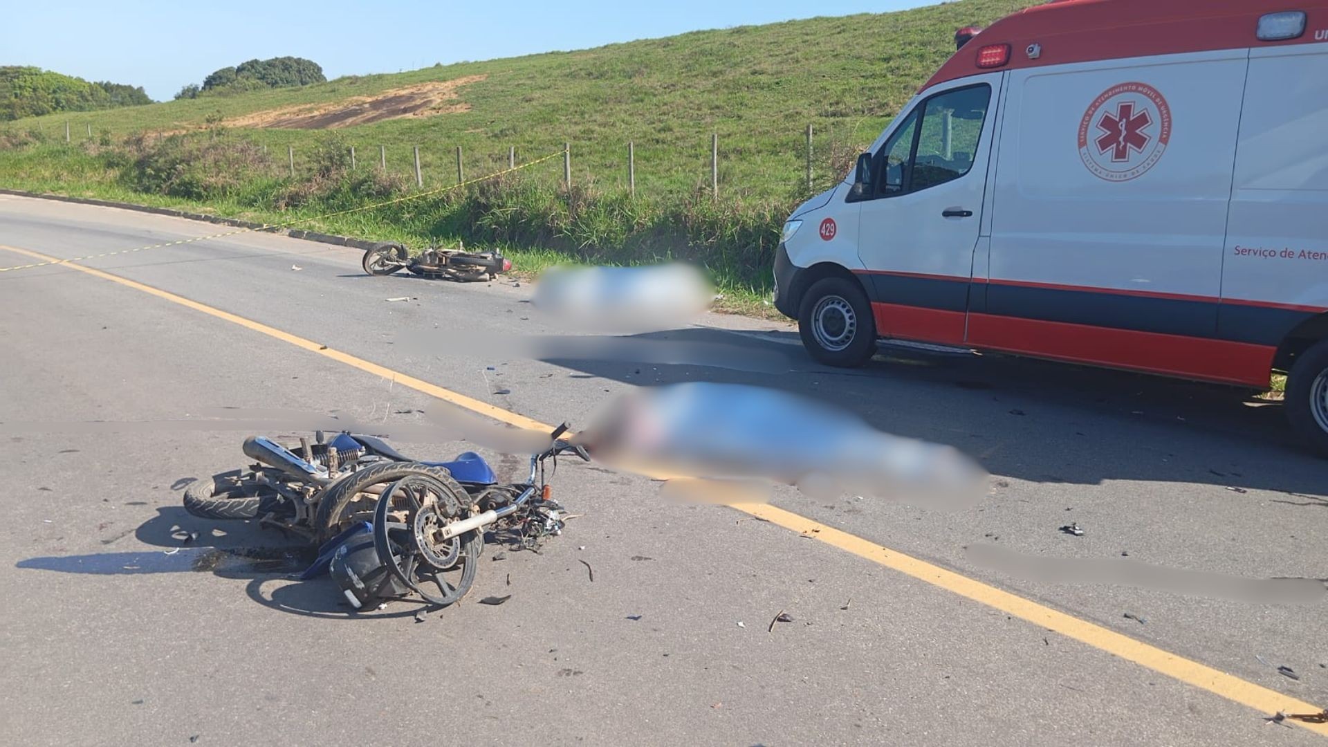 Acidente entre motos deixa dois homens mortos e adolescente ferido no Sul do ES
