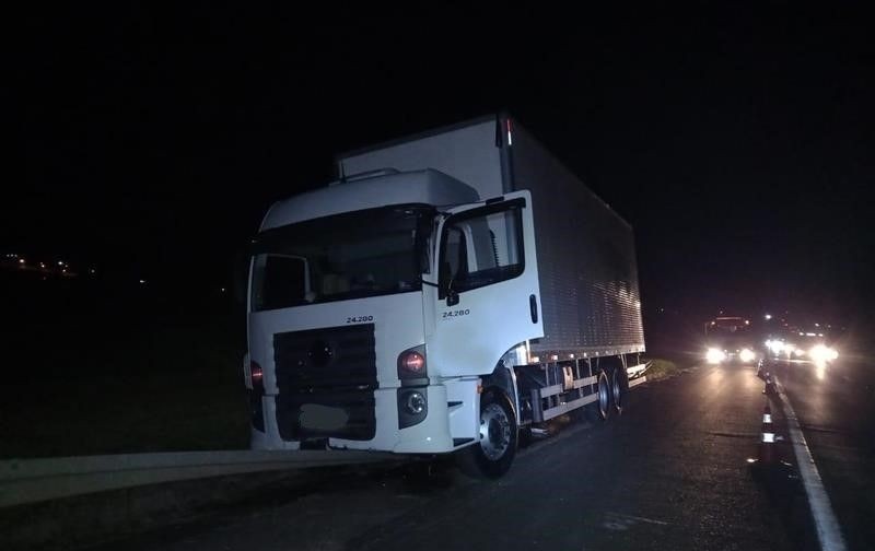 Caminhoneiro morre após colidir em defensa metálica de rodovia em Porangaba