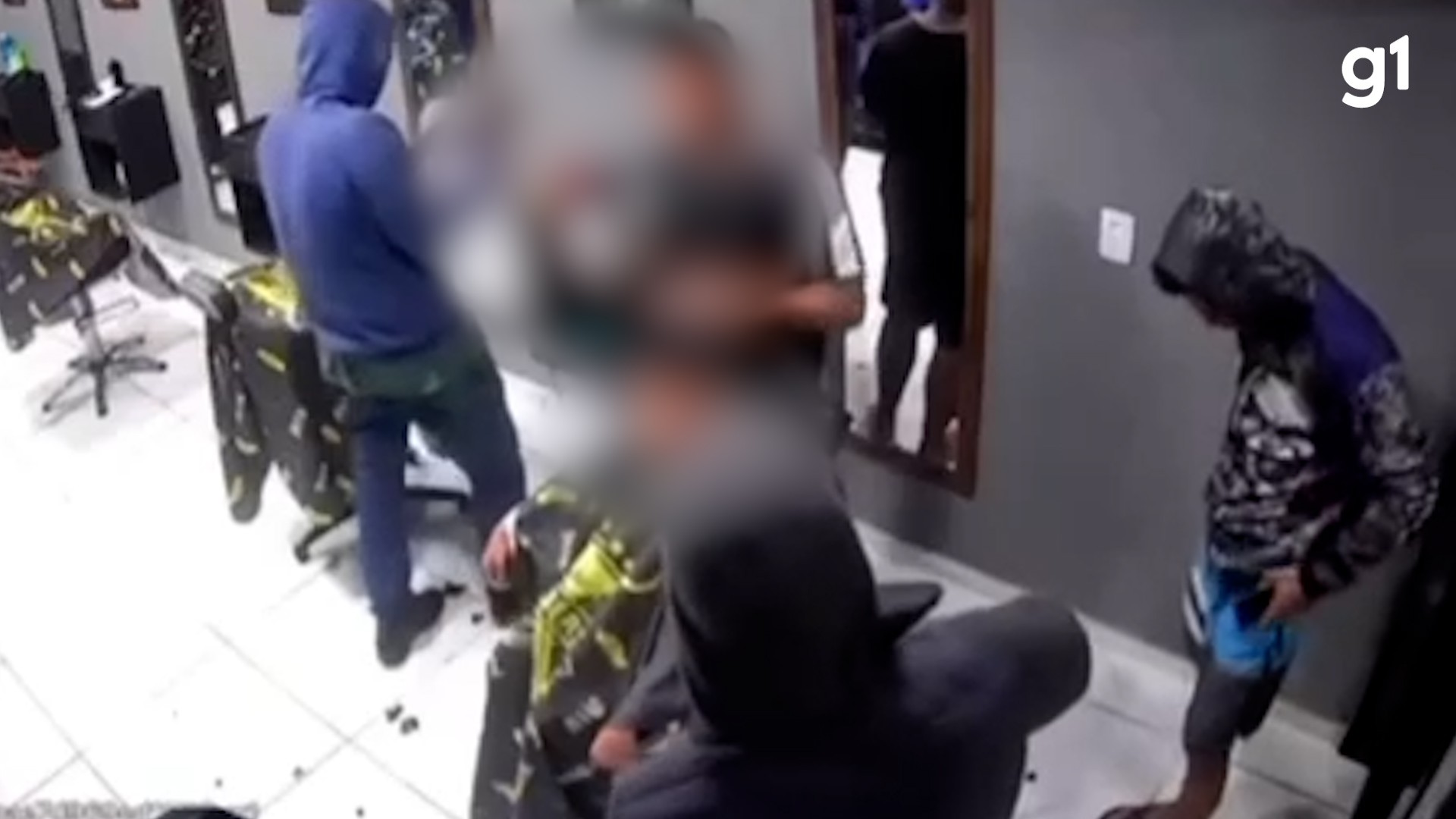 Criminosos armados invadem barbearia e roubam celulares em Cabedelo, na Paraíba; VEJA VÍDEO