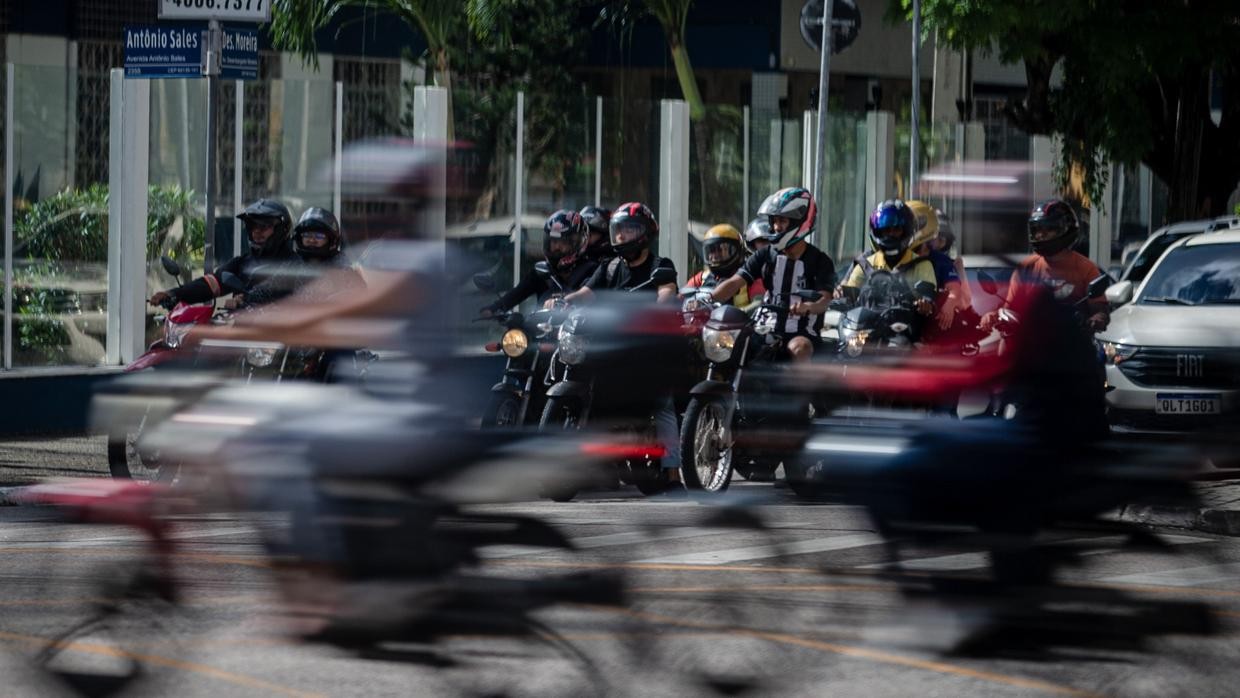 Moto supera ônibus e carro e é o principal meio de transporte para o trabalho no Ceará