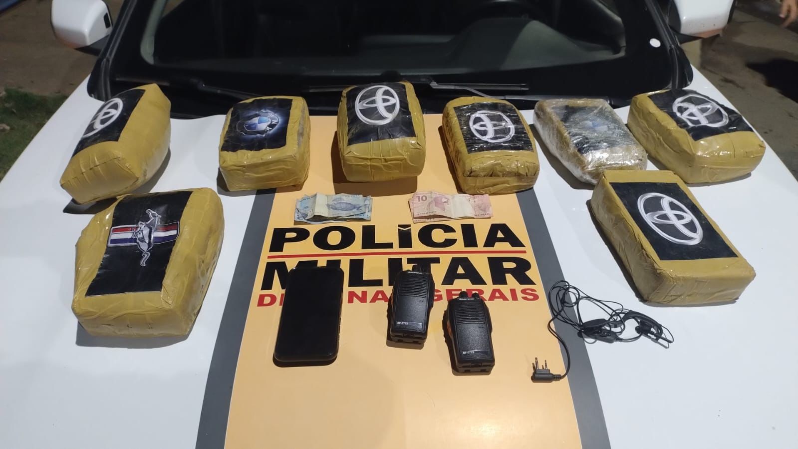 Homem foge da PM em BMW, abandona carro e é preso com drogas na BR-259, em Aimorés