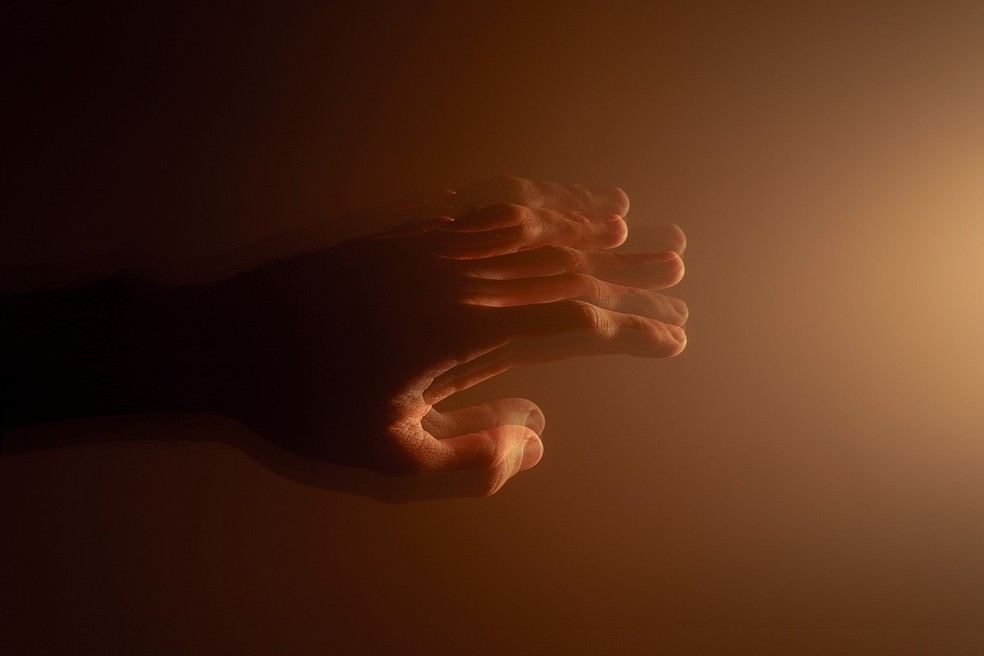 Doença de Parkinson: o tremor em uma das mãos está entre os sintomas das fases — Foto: PicsbyAnnyk para Pixabay