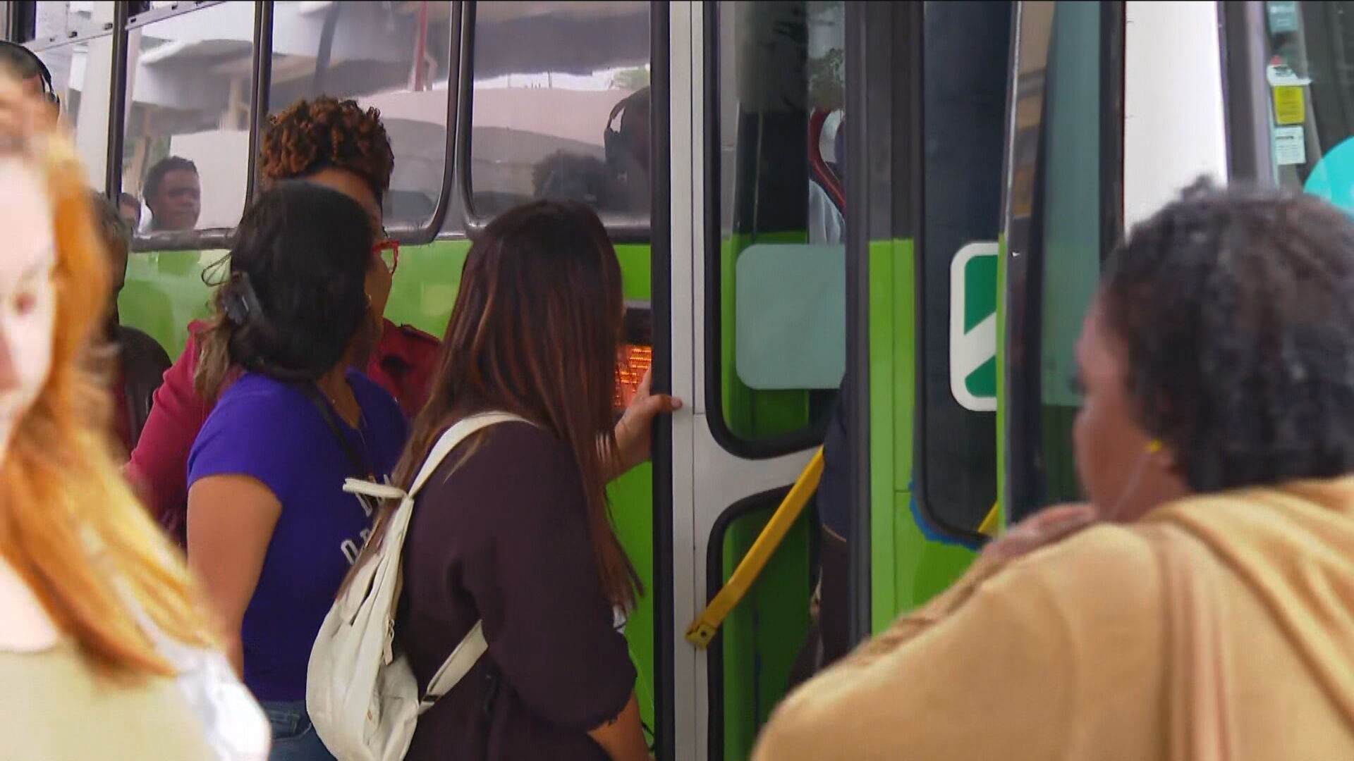 Medo de assédio afeta rotina de mulheres que usam ônibus no Rio, aponta pesquisa da FGV