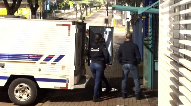 Mulher é encontrada morta com perfurações no peito em Chapecó