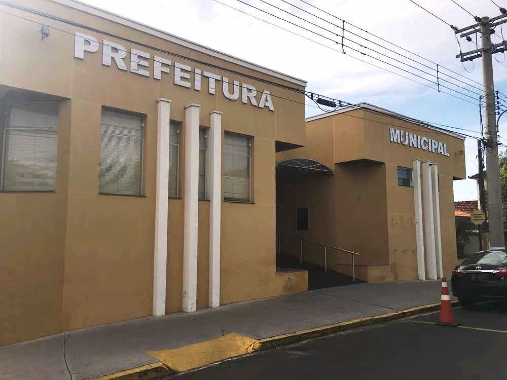 Prefeitura tem frota de veículos retirada de imóvel locado para garagem municipal devido a determinação judicial de desocupação, em Pirapozinho