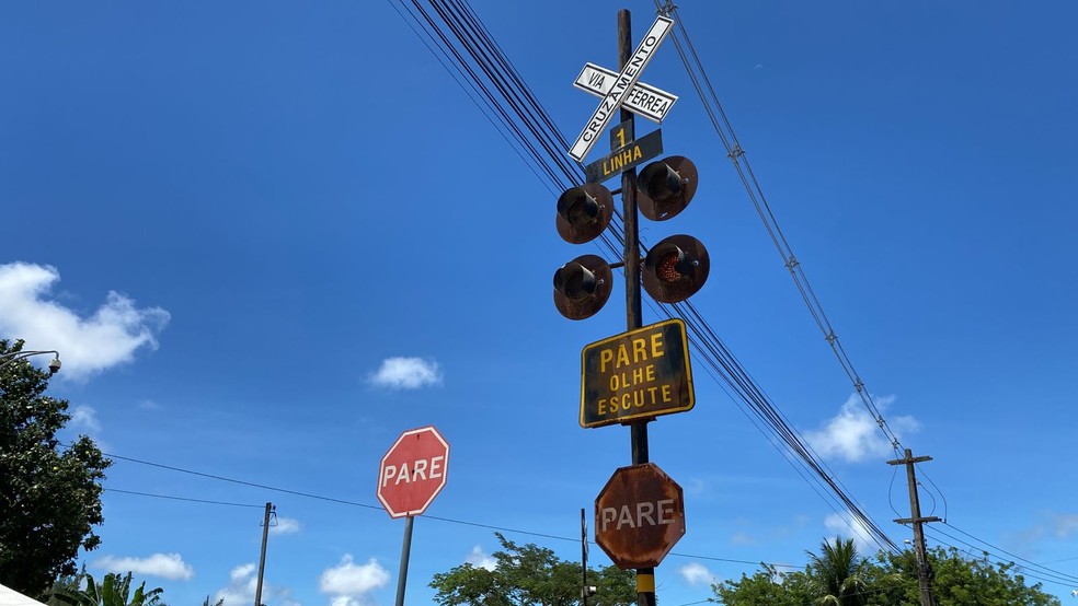 Sinalização na linha de trem do bairro Planalto, em Natal, onde acidente aconteceu — Foto: Pedro Trindade/Inter TV Cabugi