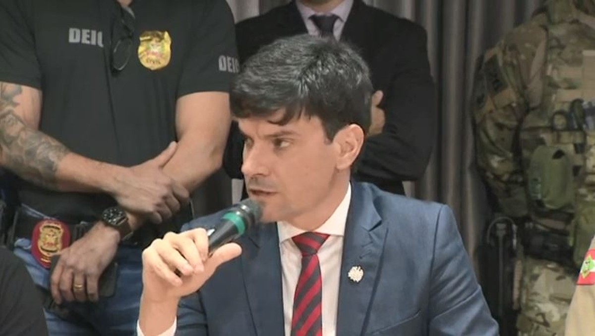Delegado-geral da Polícia Civil de SC é abordado e entra em confronto com suspeitos em morro de Florianópolis