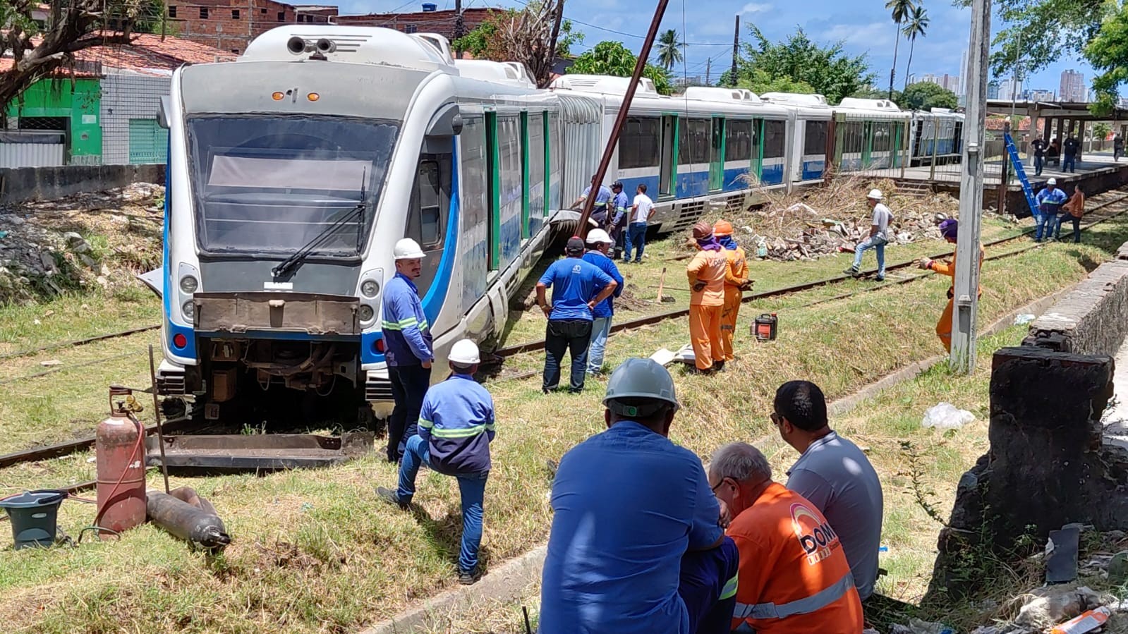 Trem que seguia viagem para Santa Rita descarrila em João Pessoa e interdita um trecho