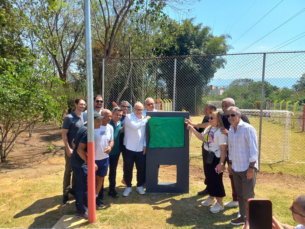 Pinda entrega campo de futebol society e área de lazer renovada na Vila Suíça
