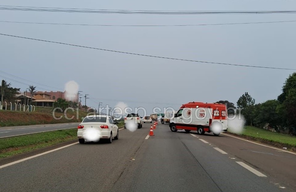 Motociclista perdeu o controle atingiu uma carreta em rodovia de Itapetininga (SP) — Foto: Artesp/Divulgação