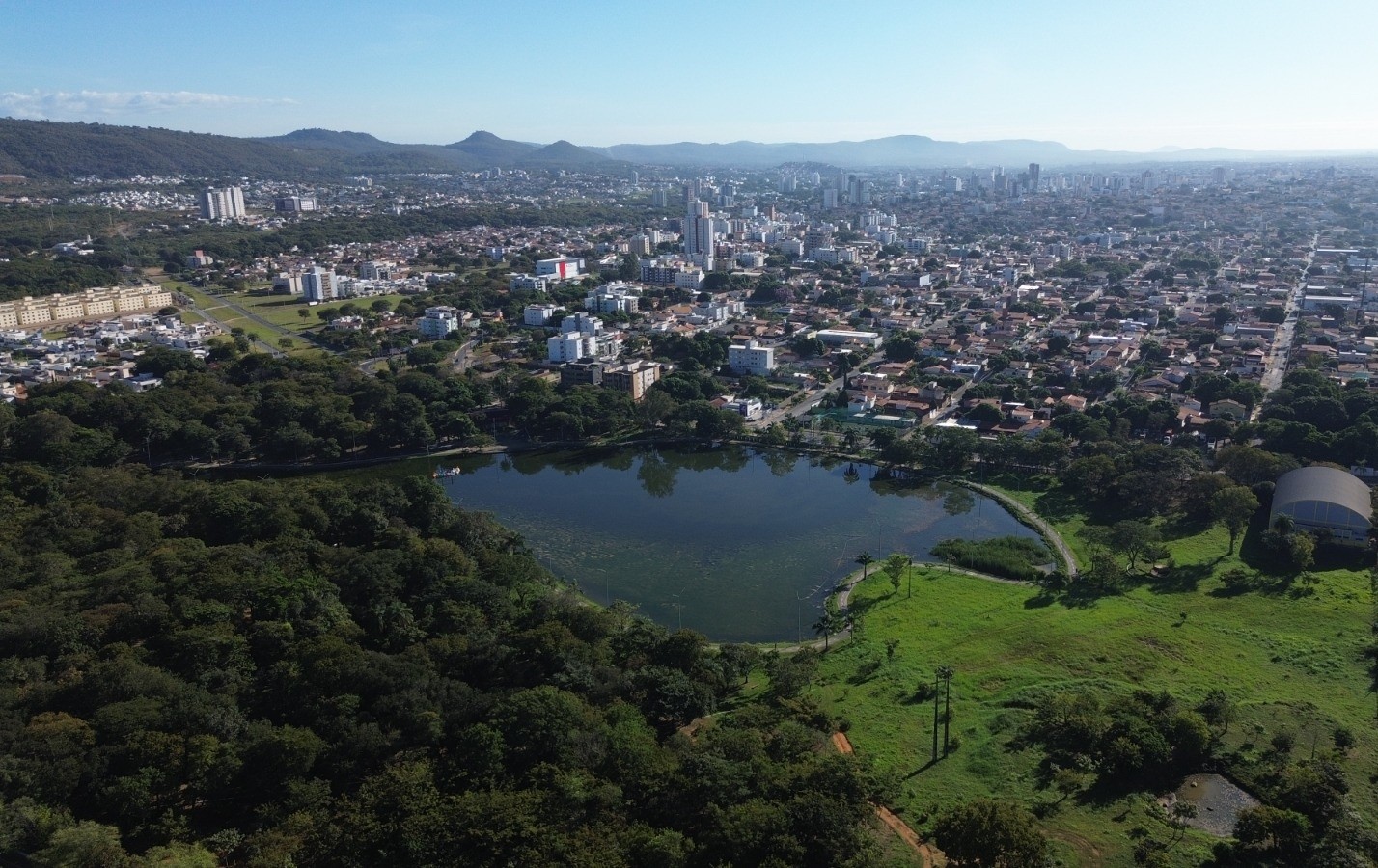 Prefeitura de Montes Claros faz oxigenação da lagoa do Parque Municipal
