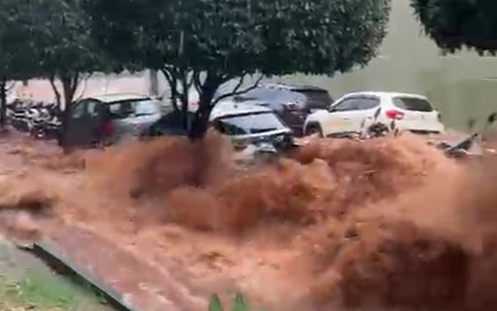 Enxurradas arrastam carros e formam 'chafarizes' durante temporal em Ribeirão Preto; VÍDEO
