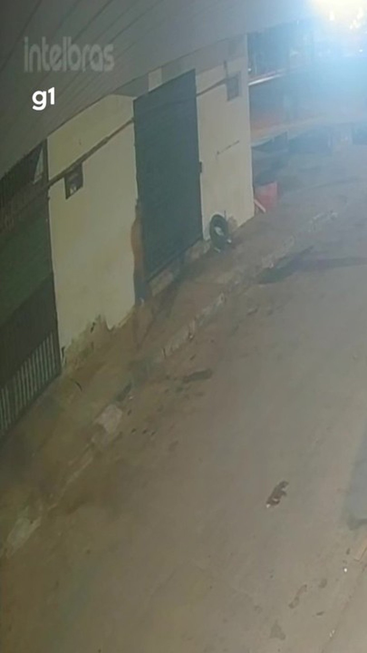 VÍDEO mostra homem colocando fogo em entulho aonde estava corpo de bebê encontrado carbonizado no DF