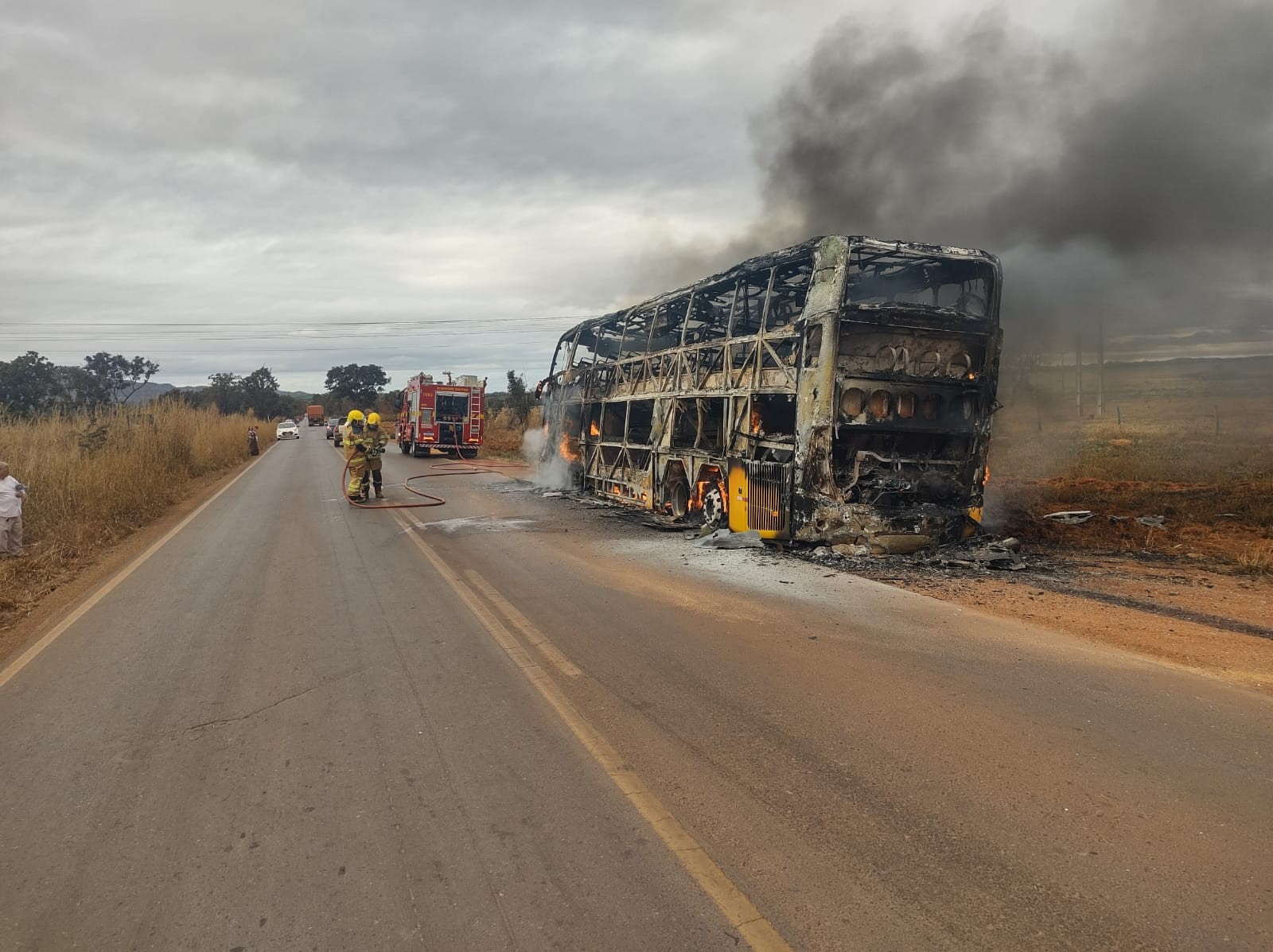 Ônibus que transportava 57 passageiros pega fogo em rodovia mineira e fica destruído 