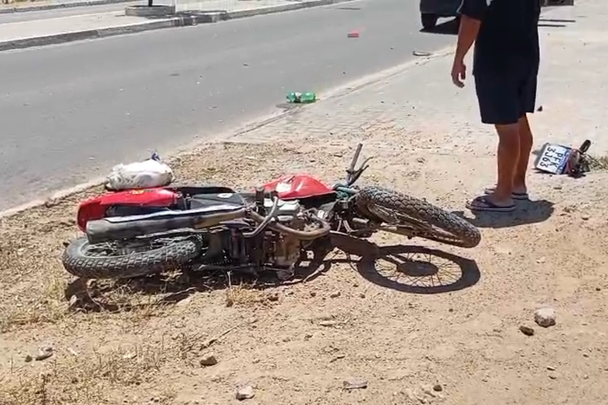 Homem e adolescente são arremessados após colisão em Santa Cruz do Capibaribe; VÍDEO