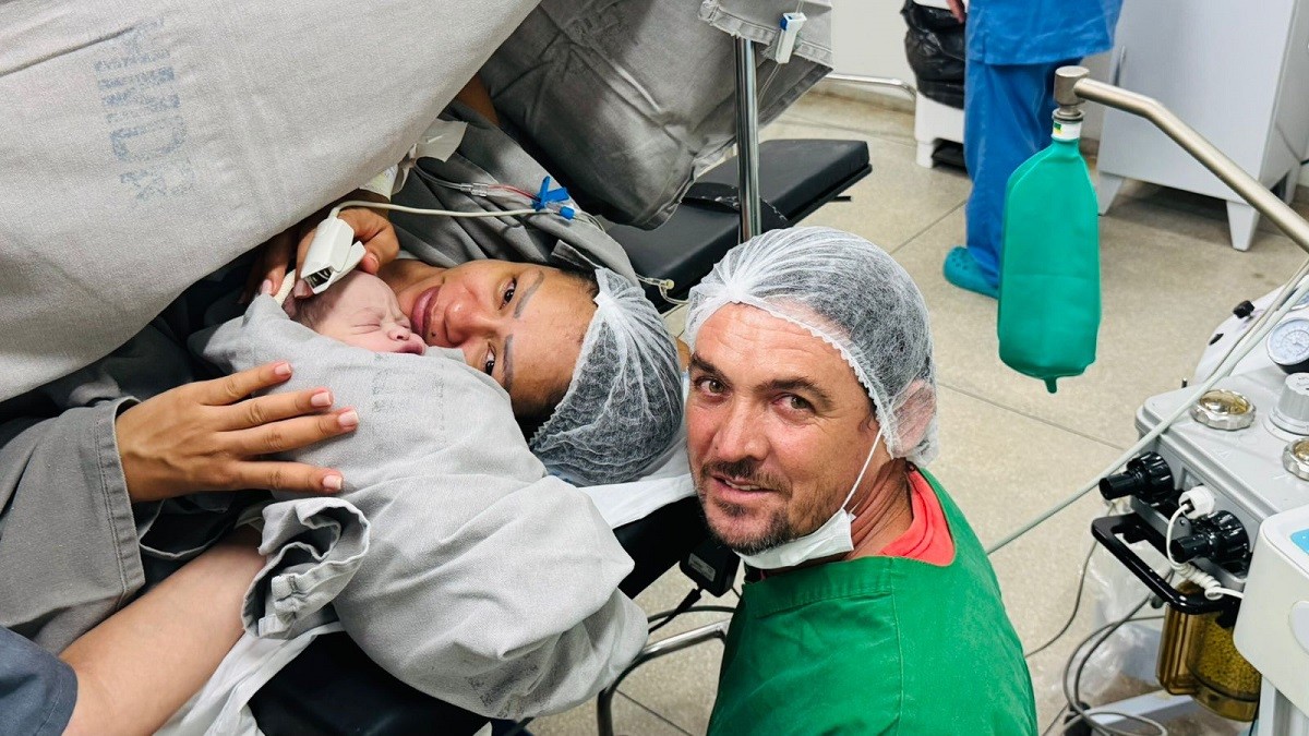 Menino de Palmas é o primeiro bebê nascido em 2026 na rede estadual