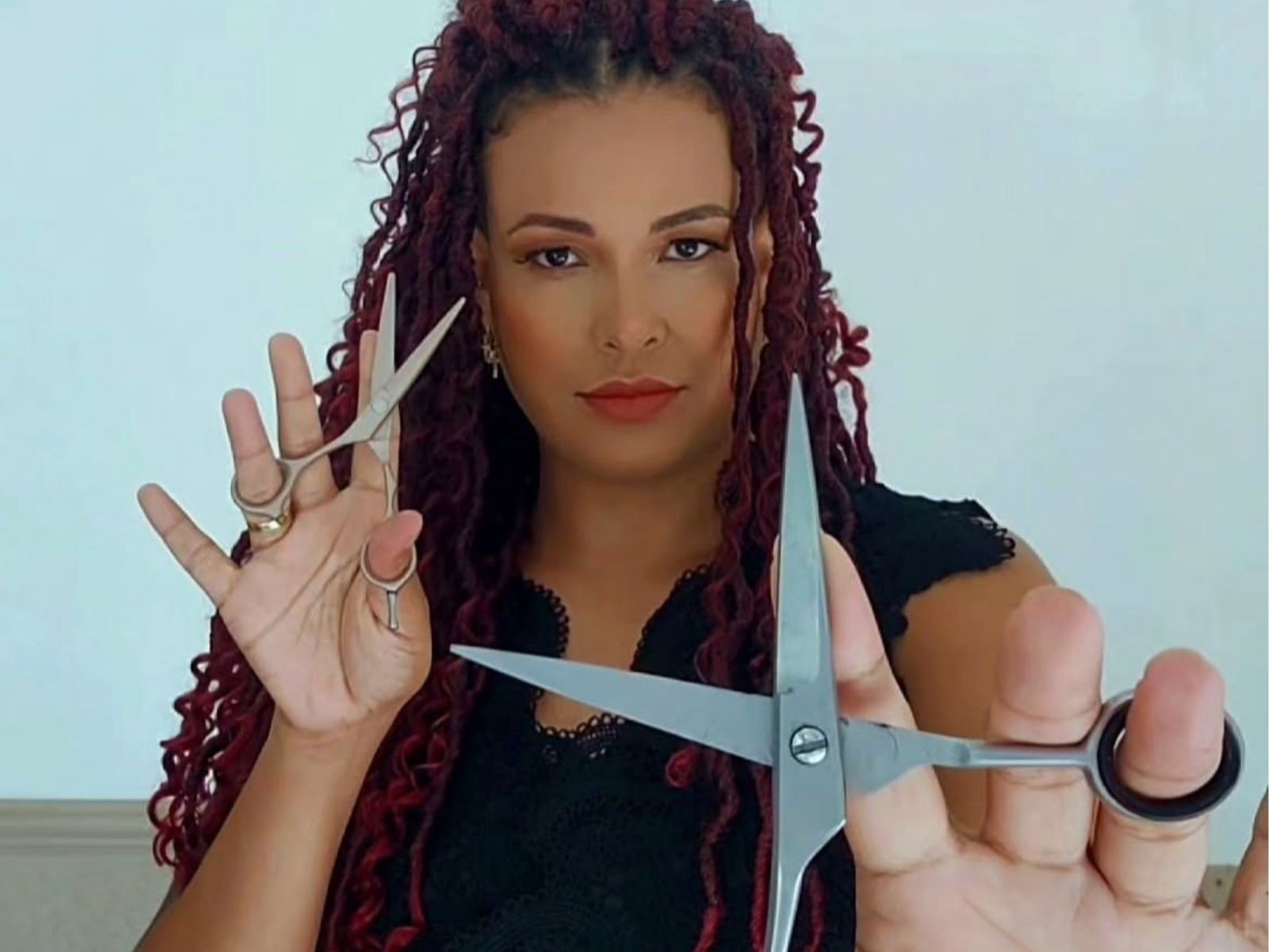 Sem referências para cuidar do próprio cabelo, cabeleireira se especializa em cachos e cria rede de apoio no AC: 'Devolver identidade'