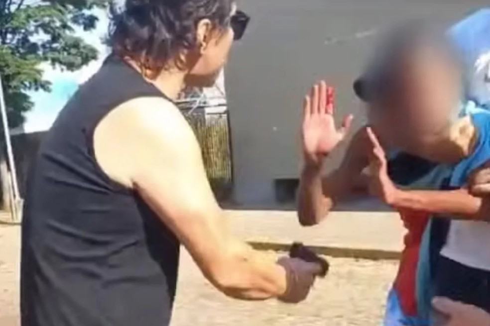 Investigador que apontou arma contra adolescente no último domingo (12) e é alvo da Corregedoria da Polícia Civil. — Foto: Reprodução