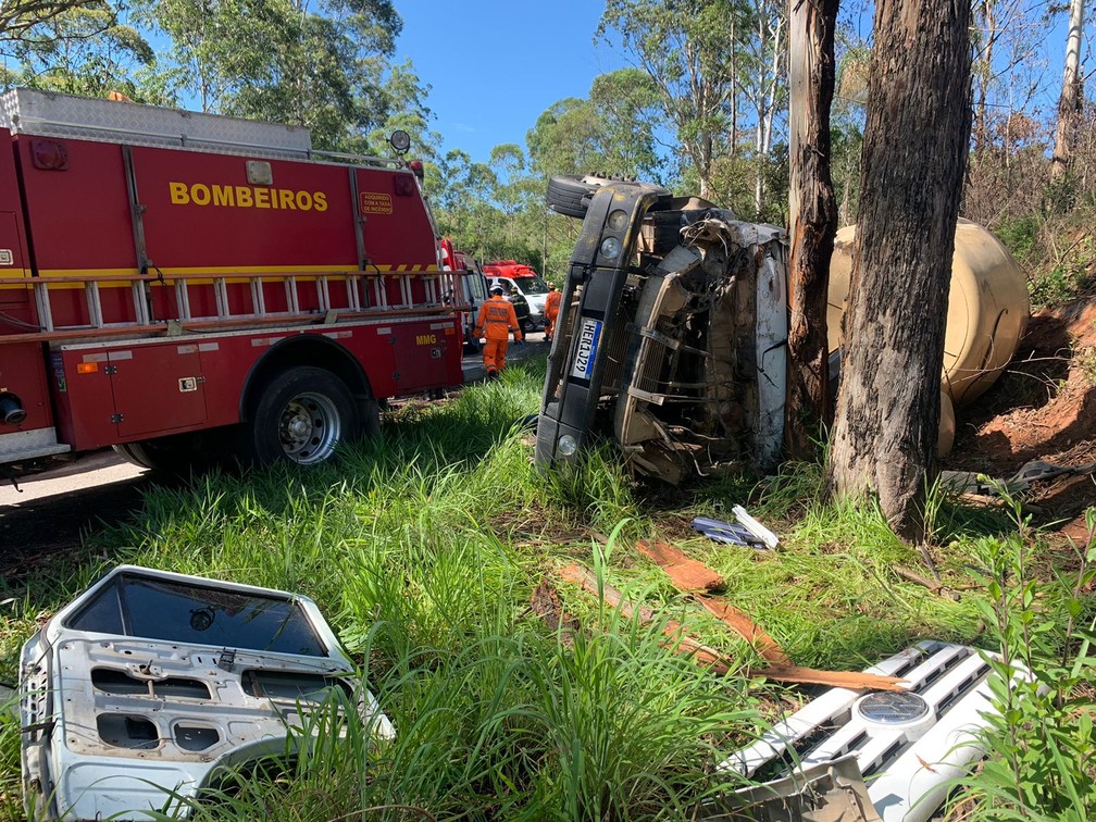 Partes dos veculos se espalharam  Foto: Corpo de Bombeiros/Divulgao