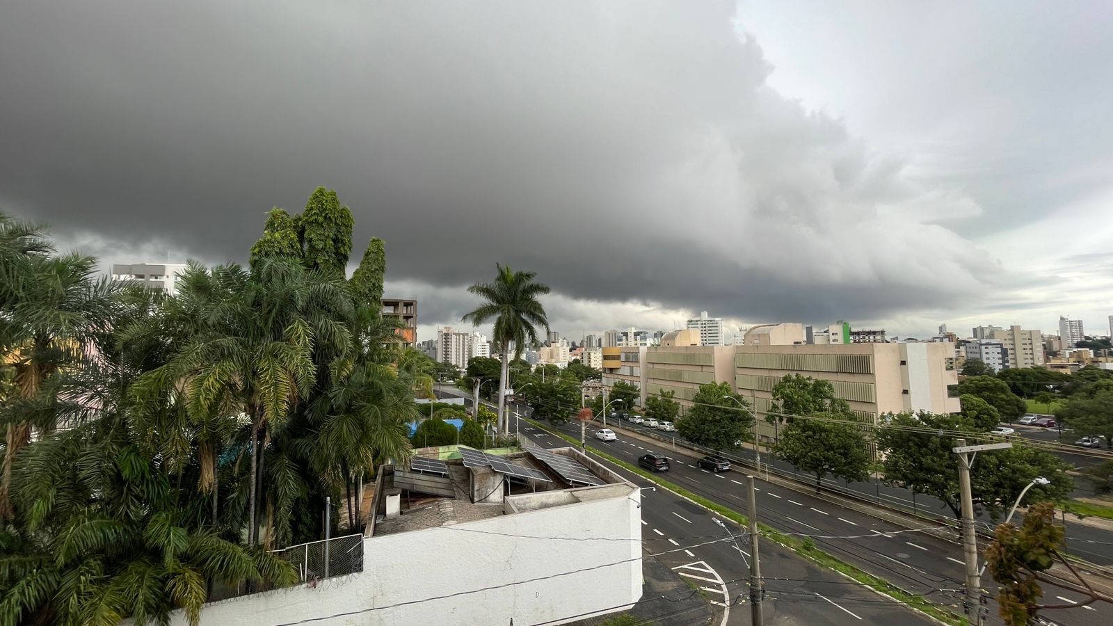 Frente fria se aproxima e fim de semana deve ser de pancadas de chuva em Uberlândia e região