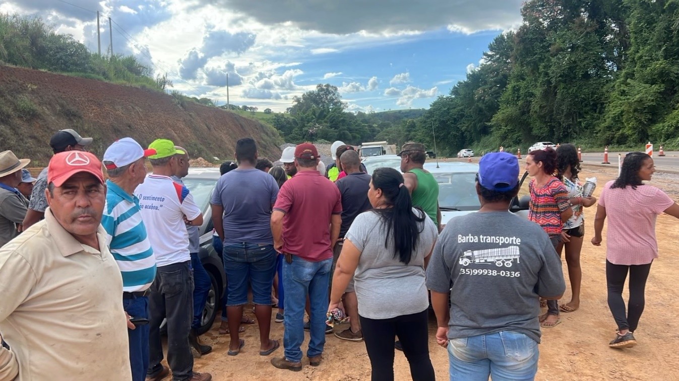 Moradores protestam em canteiro de obras contra construção de pedágio na MG-491